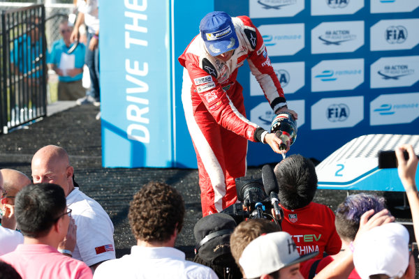 2014/2015 FIA Formula E Championship.
Nelson Piquet Jr (BRA)/China Racing - Spark-Renault SRT_01E
Long Beach ePrix, Long Beach, California, United States of America.
Sunday 5 April 2015
Photo: Al Staley/LAT/Formula E
ref: Digital Image _R6T8773
2014/2015 FIA Formula E Championship.
Nelson Piquet Jr (BRA)/China Racing - Spark-Renault SRT_01E
Long Beach ePrix, Long Beach, California, United States of America.
Sunday 5 April 2015
Photo: Al Staley/LAT/Formula E
ref: Digital Image _R6T8773