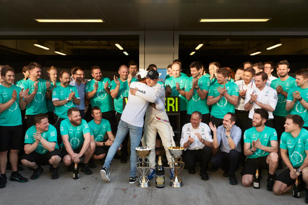 Sochi Autodrom, Sochi, Russia.
Sunday 30 April 2017.
Valtteri Bottas, Mercedes AMG, 1st Position, Lewis Hamilton, Mercedes AMG, and the Mercedes team celebrate victory.
World Copyright: Steve Etherington/LAT Images
ref: Digital Image SNE14783 Sochi Autodrom, Sochi, Russia.
Sunday 30 April 2017.
Valtteri Bottas, Mercedes AMG, 1st Position, Lewis Hamilton, Mercedes AMG, and the Mercedes team celebrate victory.
World Copyright: Steve Etherington/LAT Images
ref: Digital Image SNE14783