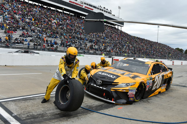 Monster Energy NASCAR Cup Series
First Data 500
Martinsville Speedway, Martinsville VA USA
Sunday 29 October 2017
Matt Kenseth, Joe Gibbs Racing, DEWALT Flexvolt Toyota Camry pit stop
World Copyright: Scott R LePage
LAT Images
ref: Digital Image lepage-171029-mart-8381 Monster Energy NASCAR Cup Series
First Data 500
Martinsville Speedway, Martinsville VA USA
Sunday 29 October 2017
Matt Kenseth, Joe Gibbs Racing, DEWALT Flexvolt Toyota Camry pit stop
World Copyright: Scott R LePage
LAT Images
ref: Digital Image lepage-171029-mart-8381