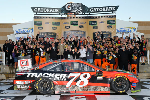 Monster Energy NASCAR Cup Series
Hollywood Casino 400
Kansas Speedway, Kansas City, KS USA
Sunday 22 October 2017
Martin Truex Jr, Furniture Row Racing, Bass Pro Shops / Tracker Boats Toyota Camry celebrates in victory lane
World Copyright: Russell LaBounty
LAT Images Monster Energy NASCAR Cup Series
Hollywood Casino 400
Kansas Speedway, Kansas City, KS USA
Sunday 22 October 2017
Martin Truex Jr, Furniture Row Racing, Bass Pro Shops / Tracker Boats Toyota Camry celebrates in victory lane
World Copyright: Russell LaBounty
LAT Images