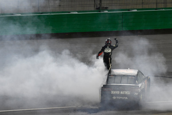 Monster Energy NASCAR Cup Series
Quaker State 400
Kentucky Speedway, Sparta, KY USA
Saturday 8 July 2017
Martin Truex Jr, Furniture Row Racing, Furniture Row/Denver Mattress Toyota Camry celebrates with a burnout
World Copyright: Logan Whitton
LAT Images Monster Energy NASCAR Cup Series
Quaker State 400
Kentucky Speedway, Sparta, KY USA
Saturday 8 July 2017
Martin Truex Jr, Furniture Row Racing, Furniture Row/Denver Mattress Toyota Camry celebrates with a burnout
World Copyright: Logan Whitton
LAT Images