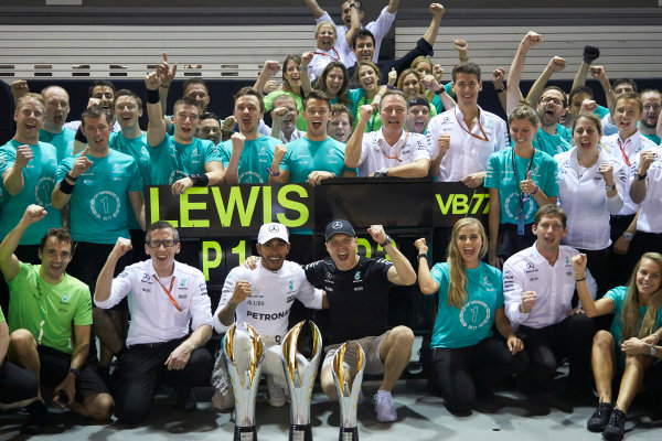 Marina Bay Circuit, Marina Bay, Singapore.
Sunday 17 September 2017.
Lewis Hamilton, Mercedes AMG, 1st Position, Valtteri Bottas, Mercedes AMG, 3rd Position, and the Mercedes team celebrate victory.
World Copyright: Steve Etherington/LAT Images 
ref: Digital Image SNE19546