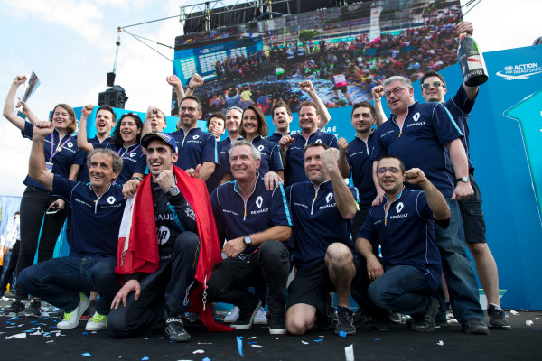 2016/2017 FIA Formula E Championship.
Buenos Aires ePrix, Buenos Aires, Argentina.
Saturday 18 February 2017.
Sebastien Buemi (9, Renault e.dams) celebrates with Alain Prost, Jean Paul Driot and the rest of the team.
Photo: Alastair Staley/LAT/Formula E
ref: Digital Image _79P1091 2016/2017 FIA Formula E Championship.
Buenos Aires ePrix, Buenos Aires, Argentina.
Saturday 18 February 2017.
Sebastien Buemi (9, Renault e.dams) celebrates with Alain Prost, Jean Paul Driot and the rest of the team.
Photo: Alastair Staley/LAT/Formula E
ref: Digital Image _79P1091