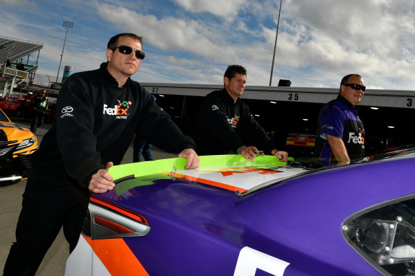 Monster Energy NASCAR Cup Series
First Data 500
Martinsville Speedway, Martinsville VA USA
Saturday 28 October 2017
Denny Hamlin, Joe Gibbs Racing, FedEx Walgreens Toyota Camry crew
World Copyright: Scott R LePage
LAT Images
ref: Digital Image lepage-171028-mart-2680