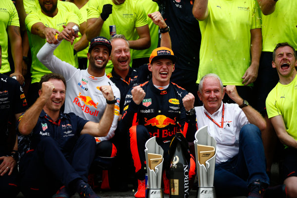 Sepang International Circuit, Sepang, Malaysia.
Sunday 1 October 2017.
Max Verstappen, Red Bull, 1st Position, Daniel Ricciardo, Red Bull Racing, 3rd Position, Christian Horner, Team Principal, Red Bull Racing, Helmut Markko, Consultant, Red Bull Racing, and the Red Bull team celebrate.
World Copyright: Andrew Hone/LAT Images
ref: Digital Image _ONZ0526 Sepang International Circuit, Sepang, Malaysia.
Sunday 1 October 2017.
Max Verstappen, Red Bull, 1st Position, Daniel Ricciardo, Red Bull Racing, 3rd Position, Christian Horner, Team Principal, Red Bull Racing, Helmut Markko, Consultant, Red Bull Racing, and the Red Bull team celebrate.
World Copyright: Andrew Hone/LAT Images
ref: Digital Image _ONZ0526