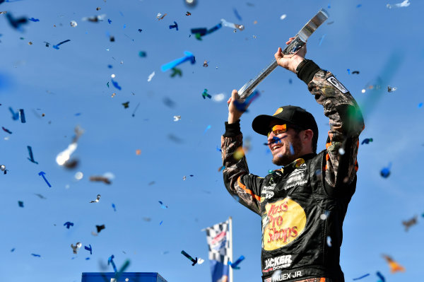 2017 Monster Energy NASCAR Cup Series - Kobalt 400
Las Vegas Motor Speedway - Las Vegas, NV USA
Sunday 12 March 2017
Martin Truex Jr, Bass Pro Shops/TRACKER BOATS Toyota Camry celebrates his win in Victory Lane
World Copyright: Nigel Kinrade/LAT Images
ref: Digital Image 17LAS1nk07525 2017 Monster Energy NASCAR Cup Series - Kobalt 400
Las Vegas Motor Speedway - Las Vegas, NV USA
Sunday 12 March 2017
Martin Truex Jr, Bass Pro Shops/TRACKER BOATS Toyota Camry celebrates his win in Victory Lane
World Copyright: Nigel Kinrade/LAT Images
ref: Digital Image 17LAS1nk07525