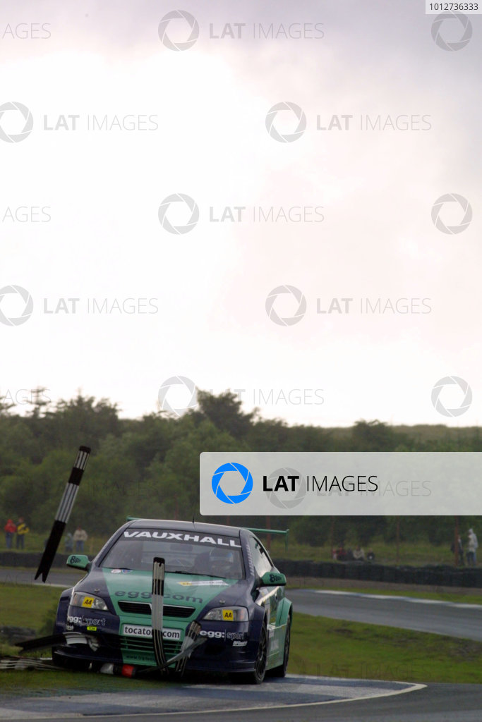 2001-btc-knockhill-scotland-21st-22nd-july-2001-james-thompson-clears
