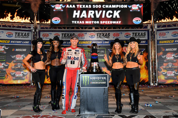 Monster Energy NASCAR Cup Series
AAA Texas 500
Texas Motor Speedway
Fort Worth, TX USA
Sunday 5 November 2017
Kevin Harvick, Stewart-Haas Racing Rodney, Mobil 1 Ford Fusion wins
World Copyright: Rusty Jarrett
LAT Images Monster Energy NASCAR Cup Series
AAA Texas 500
Texas Motor Speedway
Fort Worth, TX USA
Sunday 5 November 2017
Kevin Harvick, Stewart-Haas Racing Rodney, Mobil 1 Ford Fusion wins
World Copyright: Rusty Jarrett
LAT Images