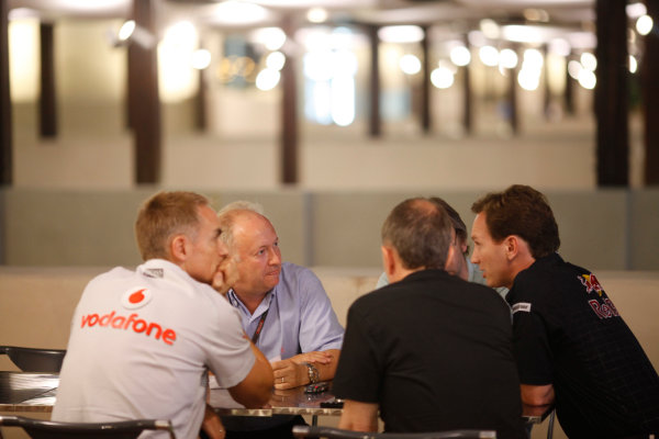 Yas Marina Circuit, Abu Dhabi, United Arab Emirates
31st October 2009.
Tony Dodgins, Autosport Journalist with Mark Hughes, Autosport Journalist, Chritian Horner, Team Principal, Red Bull Racing, Martin Brundle, TV Commentator, BBC and Martin Whitmarsh, Team Principal, McLaren in conversation around a table, portrait.
World Copyright: Glenn Dunbar/LAT Photographic 
ref: Digital Image GD5D8895