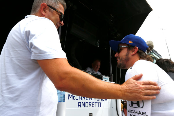 Verizon IndyCar Series
Indianapolis 500 Practice
Indianapolis Motor Speedway, Indianapolis, IN USA
Wednesday 17 May 2017
Fernando Alonso, McLaren-Honda-Andretti Honda, Gil de Ferran
World Copyright: Phillip Abbott
LAT Images
ref: Digital Image abbott_indyP_0517_14145