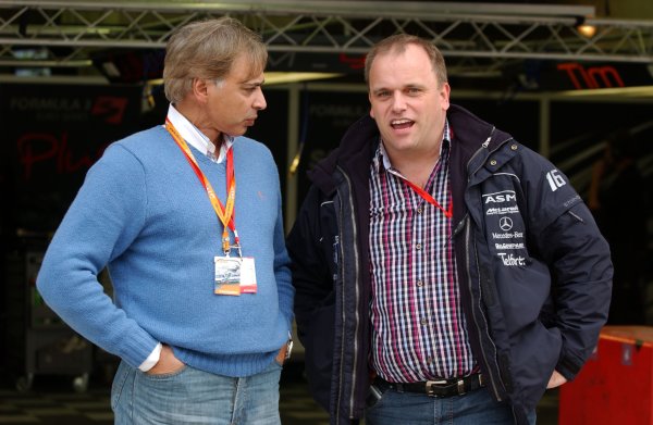2006 F3 Euro Series.
Round 17 & 18, Le Mans Bugatti Circuit. 13th - 15th October 2006.
(left) father of Daniel La Rosa (GER), Mücke Motorsport, AMG-Mercedes C-Klasse talking with (right) a member of management team of Giedo van der Garde (NED), ASM Formula 3, Dallara F305 Mercedes
World Copyright: Pieters/xpb
cc/LAT
ref: Digital Image Only 2006 F3 Euro Series.
Round 17 & 18, Le Mans Bugatti Circuit. 13th - 15th October 2006.
(left) father of Daniel La Rosa (GER), Mücke Motorsport, AMG-Mercedes C-Klasse talking with (right) a member of management team of Giedo van der Garde (NED), ASM Formula 3, Dallara F305 Mercedes
World Copyright: Pieters/xpb
cc/LAT
ref: Digital Image Only