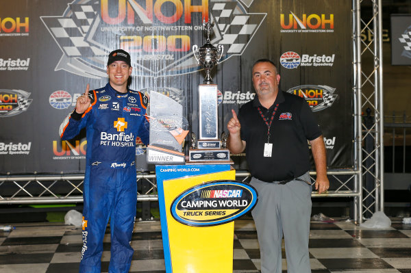 NASCAR Camping World Truck Series
UNOH 200
Bristol Motor Speedway, Bristol, TN USA
Thursday 17 August 2017
Kyle Busch, Banfield Pet Hospital Toyota Tundra, celebrates in victory lane.
World Copyright: Russell LaBountyLAT Images NASCAR Camping World Truck Series
UNOH 200
Bristol Motor Speedway, Bristol, TN USA
Thursday 17 August 2017
Kyle Busch, Banfield Pet Hospital Toyota Tundra, celebrates in victory lane.
World Copyright: Russell LaBountyLAT Images