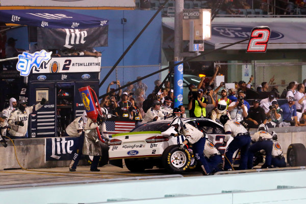 Monster Energy NASCAR Cup Series
Ford EcoBoost 400
Homestead-Miami Speedway, Homestead, FL USA
Sunday 19 November 2017
Brad Keselowski, Team Penske, Miller Lite Ford Fusion pit stop
World Copyright: Russell LaBounty
LAT Images Monster Energy NASCAR Cup Series
Ford EcoBoost 400
Homestead-Miami Speedway, Homestead, FL USA
Sunday 19 November 2017
Brad Keselowski, Team Penske, Miller Lite Ford Fusion pit stop
World Copyright: Russell LaBounty
LAT Images