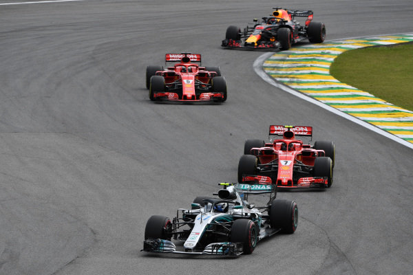 Valtteri Bottas, Mercedes-AMG F1 W09 EQ Power + vedie Kimi Raikkonen, Ferrari SF71H a Sebastian Vettel, Ferrari SF71H