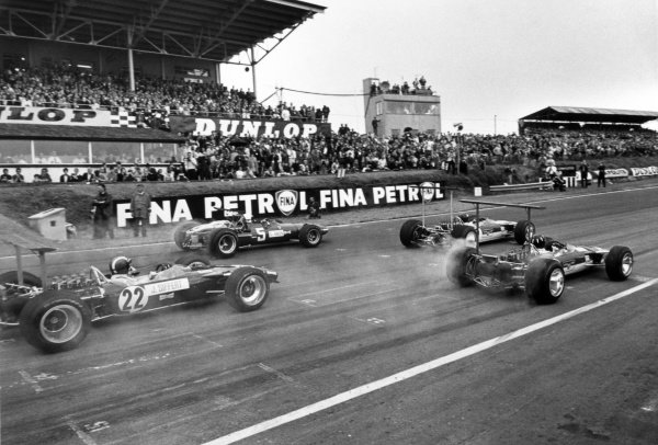 1968 British Grand Prix.
Brands Hatch, Great Britain. 20 July 1968.
Jackie Oliver, Lotus 49-Ford, retired, leads Graham Hill, Lotus 49B-Ford, retired, Chris Amon, Ferrari 312, 2nd position, and Jo Siffert, Lotus 49B-Ford, 1st position, at the start, action.
World Copyright: LAT Photographic
Ref: Motor b&w print 1968 British Grand Prix.
Brands Hatch, Great Britain. 20 July 1968.
Jackie Oliver, Lotus 49-Ford, retired, leads Graham Hill, Lotus 49B-Ford, retired, Chris Amon, Ferrari 312, 2nd position, and Jo Siffert, Lotus 49B-Ford, 1st position, at the start, action.
World Copyright: LAT Photographic
Ref: Motor b&w print