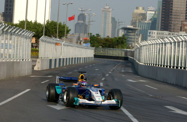 2004 Petronas Shanghai International Race Festival (DTM)
Shanghai, China. 17th - 18th July.
Neel Jani in a Formula 1 Sauber Petronas C23 in action on the streets in a demonstration run.
World Copyright: Andre Irlmeier/LAT Photographic
ref: Digital Image Only

