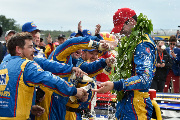 Verizon IndyCar Series
IndyCar Grand Prix at the Glen
Watkins Glen International, Watkins Glen, NY USA
Sunday 3 September 2017
Alexander Rossi, Curb Andretti Herta Autosport with Curb-Agajanian Honda celebrates the win with team in Victory Lane
World Copyright: Scott R LePage
LAT Images Verizon IndyCar Series
IndyCar Grand Prix at the Glen
Watkins Glen International, Watkins Glen, NY USA
Sunday 3 September 2017
Alexander Rossi, Curb Andretti Herta Autosport with Curb-Agajanian Honda celebrates the win with team in Victory Lane
World Copyright: Scott R LePage
LAT Images