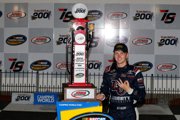 17-18 June, 2016, Newton, Iowa USA
William Byron celebrates in victory lane
?2016, Russell LaBounty
LAT Photo USA
17-18 June, 2016, Newton, Iowa USA
William Byron celebrates in victory lane
?2016, Russell LaBounty
LAT Photo USA