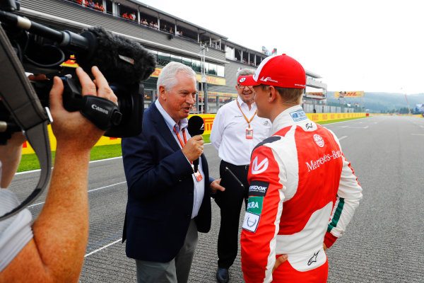 Spa Francorchamps, Belgium. 
Sunday 27 August 2017.
Pat Symonds interviews Mick Schumacher after the F3 racer drove his father, Michael’s, 1994 Benetton Ford B194. Ross Brawn, Managing Director of Motorsports, FOM, looks on.
World Copyright: Steven Tee/LAT Images 
ref: Digital Image _R3I1155