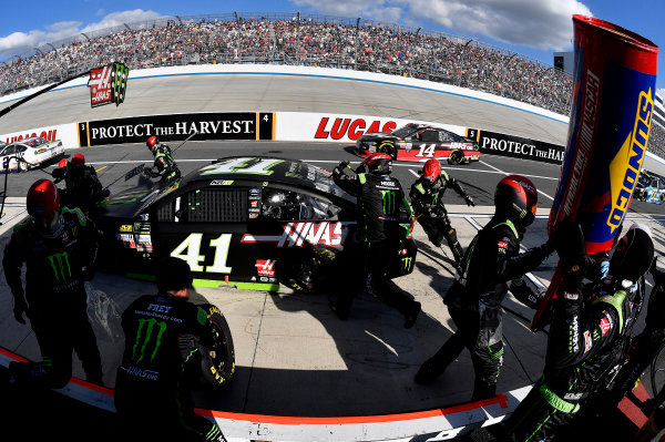 Monster Energy NASCAR Cup Series
Apache Warrior 400
Dover International Speedway, Dover, DE USA
Sunday 1 October 2017
Kurt Busch, Stewart-Haas Racing, Monster Energy/Haas Automation Ford Fusion crew
World Copyright: Rusty Jarrett
LAT Images Monster Energy NASCAR Cup Series
Apache Warrior 400
Dover International Speedway, Dover, DE USA
Sunday 1 October 2017
Kurt Busch, Stewart-Haas Racing, Monster Energy/Haas Automation Ford Fusion crew
World Copyright: Rusty Jarrett
LAT Images