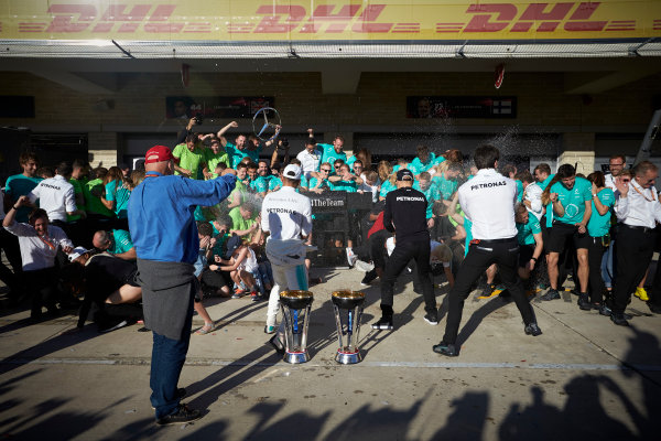 Circuit of the Americas, Austin, Texas, United States of America.
Sunday 22 October 2017.
Lewis Hamilton, Mercedes AMG, 1st Position, and the Mercedes team celebrate victory in the race and the Constructors Championship.
World Copyright: Steve Etherington/LAT Images 
ref: Digital Image SNE19900