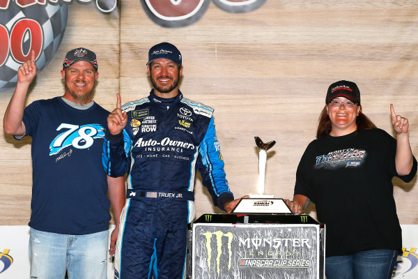 Monster Energy NASCAR Cup Series
Go Bowling 400
Kansas Speedway, Kansas City, KS USA
Sunday 14 May 2017
Martin Truex Jr, Furniture Row Racing, Auto-Owners Insurance Toyota Camry celebrates in victory lane 
World Copyright: Russell LaBounty
LAT Images
ref: Digital Image 17KAN1rl_7943