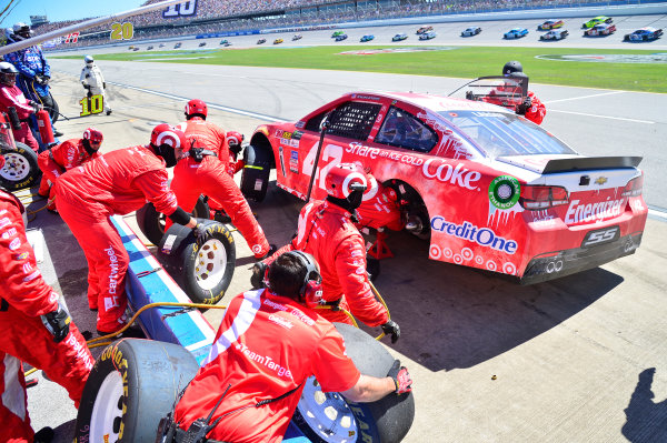 Monster Energy NASCAR Cup Series
GEICO 500
Talladega Superspeedway, Talladega, AL USA
Sunday 7 May 2017
Kyle Larson, Chip Ganassi Racing, Share an Ice Cold Coke Chevrolet SS, makes a pit stop
World Copyright: John K Harrelson
LAT Images
ref: Digital Image 17TAL1jh_04976