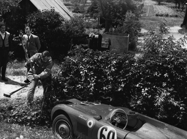 Le Mans, France. 23rd - 24th June 1951
Jean de Montremy/Jean Hemard (Monopole Panhard). 25th position, goes off into the bushes and the driver tries to hack away to get the car back on track, action. World Copyright: LAT Photographic
Ref: B/WPRINT. Le Mans, France. 23rd - 24th June 1951
Jean de Montremy/Jean Hemard (Monopole Panhard). 25th position, goes off into the bushes and the driver tries to hack away to get the car back on track, action. World Copyright: LAT Photographic
Ref: B/WPRINT.