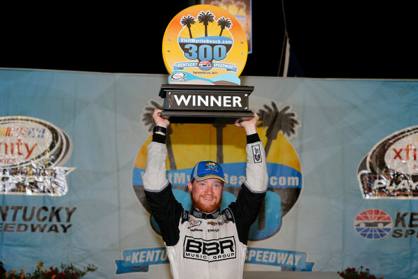 NASCAR XFINITY Series
VisitMyrtleBeach.com 300
Kentucky Speedway
Sparta, KY USA
Saturday 23 September 2017
Tyler Reddick, BBR/Jason Aldean Chevrolet Camaro celebrates in victory lane
World Copyright: Russell LaBounty
LAT Images NASCAR XFINITY Series
VisitMyrtleBeach.com 300
Kentucky Speedway
Sparta, KY USA
Saturday 23 September 2017
Tyler Reddick, BBR/Jason Aldean Chevrolet Camaro celebrates in victory lane
World Copyright: Russell LaBounty
LAT Images