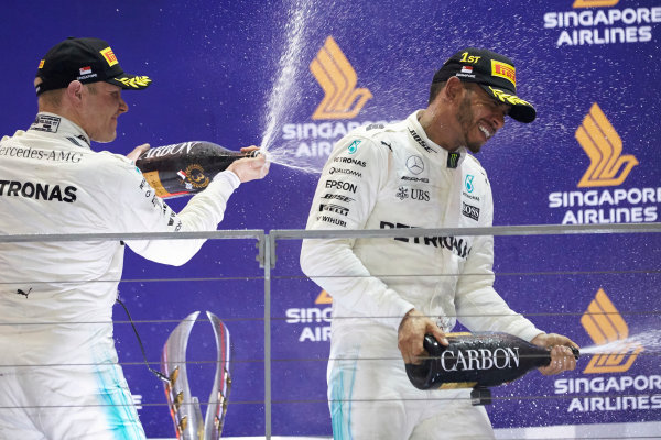 Marina Bay Circuit, Marina Bay, Singapore.
Sunday 17 September 2017.
Valtteri Bottas, Mercedes AMG, 3rd Position, sprays Lewis Hamilton, Mercedes AMG, 1st Position, with Champagne on the podium.
World Copyright: Steve Etherington/LAT Images 
ref: Digital Image SNE17319