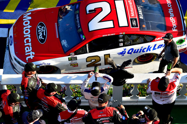 Monster Energy NASCAR Cup Series
AXALTA presents the Pocono 400
Pocono Raceway, Long Pond, PA USA
Sunday 11 June 2017
Ryan Blaney, Wood Brothers Racing, Motorcraft/Quick Lane Tire & Auto Center Ford Fusion wins.
World Copyright: Rusty Jarrett
LAT Images
ref: Digital Image 17POC1rj_3685 Monster Energy NASCAR Cup Series
AXALTA presents the Pocono 400
Pocono Raceway, Long Pond, PA USA
Sunday 11 June 2017
Ryan Blaney, Wood Brothers Racing, Motorcraft/Quick Lane Tire & Auto Center Ford Fusion wins.
World Copyright: Rusty Jarrett
LAT Images
ref: Digital Image 17POC1rj_3685