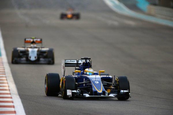 Yas Marina Circuit, Abu Dhabi, United Arab Emirates.
Sunday 29 November 2015.
Marcus Ericsson, Sauber C34 Ferrari, leads Sergio Perez, Force India VJM08 Mercedes.
World Copyright: Glenn Dunbar/LAT Photographic
ref: Digital Image _89P1890