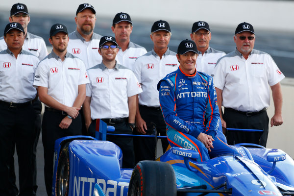 Verizon IndyCar Series
Indianapolis 500 Qualifying
Indianapolis Motor Speedway, Indianapolis, IN USA
Monday 22 May 2017
Scott Dixon, Chip Ganassi Racing Teams Honda poses for front row photos with the Honda engineers
World Copyright: Phillip Abbott
LAT Images
ref: Digital Image abbott_indyQ_0517_21498 Verizon IndyCar Series
Indianapolis 500 Qualifying
Indianapolis Motor Speedway, Indianapolis, IN USA
Monday 22 May 2017
Scott Dixon, Chip Ganassi Racing Teams Honda poses for front row photos with the Honda engineers
World Copyright: Phillip Abbott
LAT Images
ref: Digital Image abbott_indyQ_0517_21498