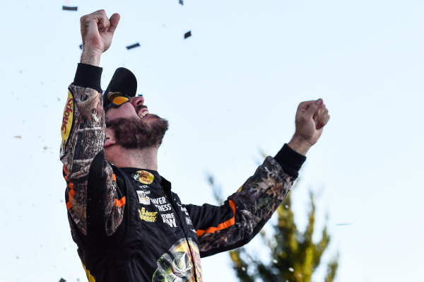 Monster Energy NASCAR Cup Series
Hollywood Casino 400
Kansas Speedway, Kansas City, KS USA
Sunday 22 October 2017
Martin Truex Jr, Furniture Row Racing, Bass Pro Shops / Tracker Boats Toyota Camry, celebrates after winning.
World Copyright: John K Harrelson
LAT Images Monster Energy NASCAR Cup Series
Hollywood Casino 400
Kansas Speedway, Kansas City, KS USA
Sunday 22 October 2017
Martin Truex Jr, Furniture Row Racing, Bass Pro Shops / Tracker Boats Toyota Camry, celebrates after winning.
World Copyright: John K Harrelson
LAT Images