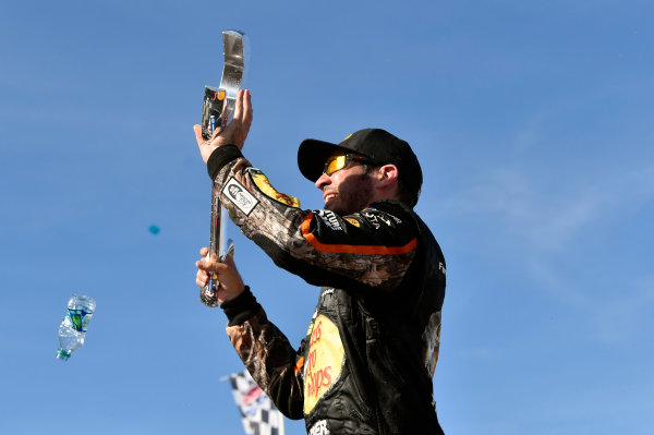 2017 Monster Energy NASCAR Cup Series - Kobalt 400
Las Vegas Motor Speedway - Las Vegas, NV USA
Sunday 12 March 2017
Martin Truex Jr, Bass Pro Shops/TRACKER BOATS Toyota Camry celebrates his win in Victory Lane
World Copyright: Nigel Kinrade/LAT Images
ref: Digital Image 17LAS1nk07504