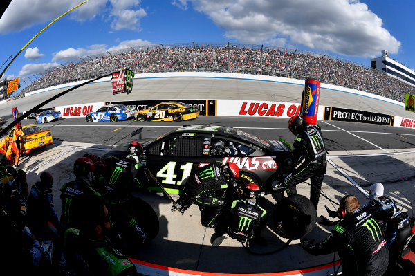 Monster Energy NASCAR Cup Series
Apache Warrior 400
Dover International Speedway, Dover, DE USA
Sunday 1 October 2017
Kurt Busch, Stewart-Haas Racing, Monster Energy/Haas Automation Ford Fusion crew
World Copyright: Rusty Jarrett
LAT Images