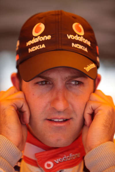 Big Pond 300, Barbagallo Raceway, Wanneroo.
Australia. 20th - 22nd November 2009.
Car 1, Falcon FG, Ford, Jamie Whincup, T8, TeamVodafone, Triple Eight Race Engineering, Triple Eight Racing.
World Copyright: Mark Horsburgh/LAT Photographic
ref: 1-Whincup-EV13-09-3455 Big Pond 300, Barbagallo Raceway, Wanneroo.
Australia. 20th - 22nd November 2009.
Car 1, Falcon FG, Ford, Jamie Whincup, T8, TeamVodafone, Triple Eight Race Engineering, Triple Eight Racing.
World Copyright: Mark Horsburgh/LAT Photographic
ref: 1-Whincup-EV13-09-3455