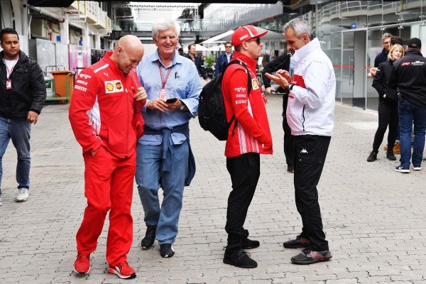 (L až R): Mark Arnall, tréner, Roger Benoit, novinár, Kimi Raikkonen, Ferrari a Beat Zehnder, manažér tÃmu Alfa Romeo Sauber F1