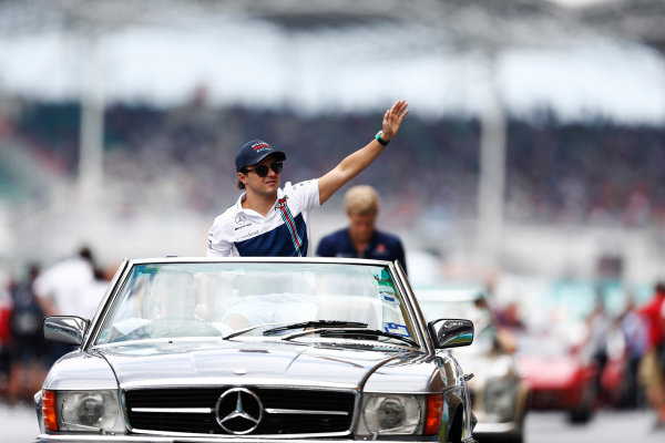 Sepang International Circuit, Sepang, Malaysia.
Sunday 01 October 2017.
Felipe Massa, Williams Martini Racing, waves from a Mercedes SL on the drivers’ parade.
World Copyright: Glenn Dunbar/LAT Images
ref: Digital Image _X4I2428 Sepang International Circuit, Sepang, Malaysia.
Sunday 01 October 2017.
Felipe Massa, Williams Martini Racing, waves from a Mercedes SL on the drivers’ parade.
World Copyright: Glenn Dunbar/LAT Images
ref: Digital Image _X4I2428