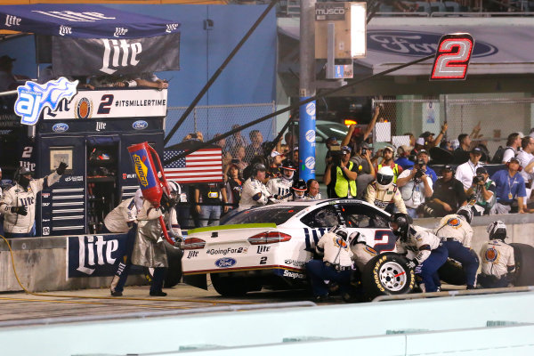 Monster Energy NASCAR Cup Series
Ford EcoBoost 400
Homestead-Miami Speedway, Homestead, FL USA
Sunday 19 November 2017
Brad Keselowski, Team Penske, Miller Lite Ford Fusion pit stop
World Copyright: Russell LaBounty
LAT Images Monster Energy NASCAR Cup Series
Ford EcoBoost 400
Homestead-Miami Speedway, Homestead, FL USA
Sunday 19 November 2017
Brad Keselowski, Team Penske, Miller Lite Ford Fusion pit stop
World Copyright: Russell LaBounty
LAT Images