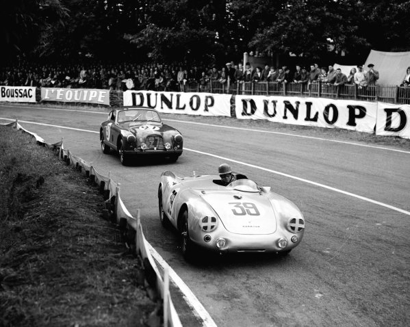 Le Mans, France.
12-13 June 1954.
Johnny Claes/Pierre Stasse (Porsche 550) leads Jean-Paul Colas/Hernano da Silva Ramos (Aston Martin DB2/4). Claes/Stasse finished in 12th position.
Ref-Motor 769/7.
World Copyright - LAT Photographic Le Mans, France.
12-13 June 1954.
Johnny Claes/Pierre Stasse (Porsche 550) leads Jean-Paul Colas/Hernano da Silva Ramos (Aston Martin DB2/4). Claes/Stasse finished in 12th position.
Ref-Motor 769/7.
World Copyright - LAT Photographic