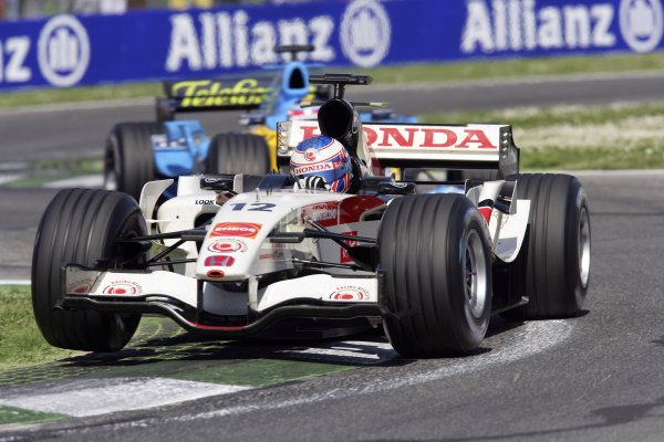 2006 San Marino Grand Prix - Sunday Race
Imola, Italy. 20th - 23rd April 2006
Jenson Button, Honda RA106, 7th position, leads Giancarlo Fisichella, Renault R26, 8th position, action.
World Copyright: Lorenzo Bellanca/LAT Photographic
ref: Digital Image ZD2J7855