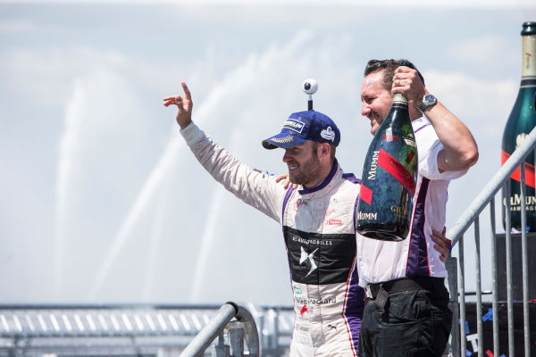 2016/2017 FIA Formula E Championship.
Round 10 - New York City ePrix, Brooklyn, New York, USA.
Sunday 16 July 2017.
Winner Sam Bird (GBR), DS Virgin Racing, Spark-Citroen, Virgin DSV-02, celebrates on the podium as he sprays the champagne.
Photo: Andrew Ferraro/LAT/Formula E
ref: Digital Image _FER9971