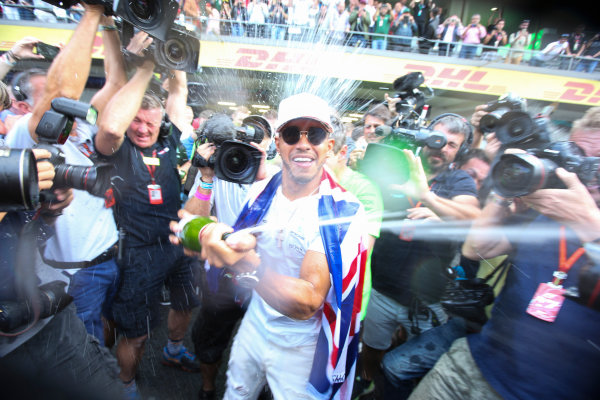 Autodromo Hermanos Rodriguez, Mexico City, Mexico.
Sunday 29 October 2017.
Lewis Hamilton, Mercedes AMG, sprays champagne in celebration of his fourth wolrd title, while being mobbed by the media.
World Copyright: Charles Coates/LAT Images
ref: Digital Image DJ5R7716 Autodromo Hermanos Rodriguez, Mexico City, Mexico.
Sunday 29 October 2017.
Lewis Hamilton, Mercedes AMG, sprays champagne in celebration of his fourth wolrd title, while being mobbed by the media.
World Copyright: Charles Coates/LAT Images
ref: Digital Image DJ5R7716