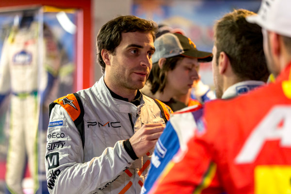 2016/2017 FIA Formula E Championship.
Vegas eRace, Las Vegas, Nevada, United States of America.
Wednesday 4 January 2017.
Jerome d' Ambrosio (7, Faraday Future Dragon Racing), talks to Antonio Felix da Costa (28, Andretti Formula E). 
Photo: Zak Mauger/LAT/Formula E
ref: Digital Image _L0U5916