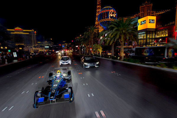 2016/2017 FIA Formula E Championship.
Vegas eRace, Las Vegas, Nevada, United States of America.
Thursday 5 January 2017.
Sam Bird, DS Virgin Racing, leads Mitch Evans, Panasonic Jaguar in an I-Pace SUV concept car. Antonio Felix da Costa, MS Amlin Andretti, drives a BMW i8.
Photo: Alastair Staley/LAT/Formula E
ref: Digital Image 585A1476