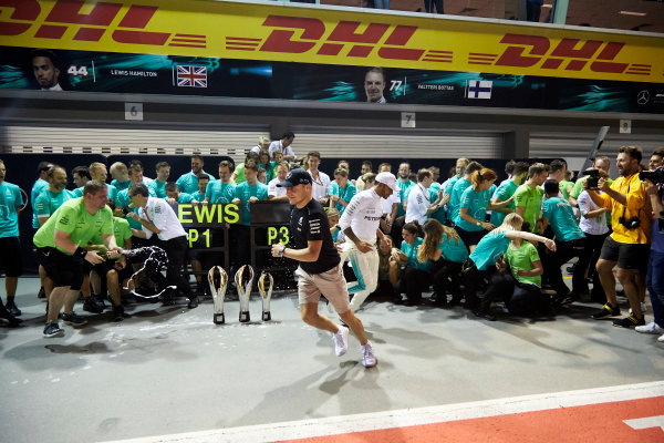 Marina Bay Circuit, Marina Bay, Singapore.
Sunday 17 September 2017.
Lewis Hamilton, Mercedes AMG, 1st Position, Valtteri Bottas, Mercedes AMG, 3rd Position, and the Mercedes team celebrate victory.
World Copyright: Steve Etherington/LAT Images 
ref: Digital Image SNE19569