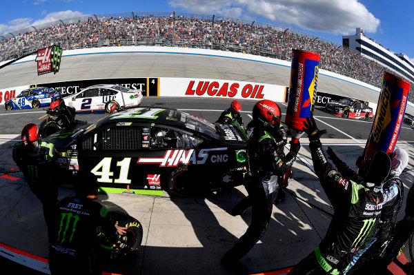 Monster Energy NASCAR Cup Series
Apache Warrior 400
Dover International Speedway, Dover, DE USA
Sunday 1 October 2017
Kurt Busch, Stewart-Haas Racing, Monster Energy/Haas Automation Ford Fusion crew
World Copyright: Rusty Jarrett
LAT Images Monster Energy NASCAR Cup Series
Apache Warrior 400
Dover International Speedway, Dover, DE USA
Sunday 1 October 2017
Kurt Busch, Stewart-Haas Racing, Monster Energy/Haas Automation Ford Fusion crew
World Copyright: Rusty Jarrett
LAT Images