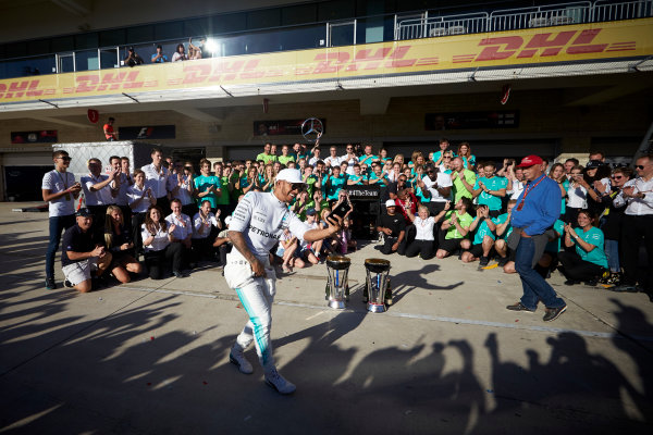 Circuit of the Americas, Austin, Texas, United States of America.
Sunday 22 October 2017.
Lewis Hamilton, Mercedes AMG, 1st Position, and the Mercedes team celebrate victory in the race and the Constructors Championship.
World Copyright: Steve Etherington/LAT Images
ref: Digital Image SNE19844 Circuit of the Americas, Austin, Texas, United States of America.
Sunday 22 October 2017.
Lewis Hamilton, Mercedes AMG, 1st Position, and the Mercedes team celebrate victory in the race and the Constructors Championship.
World Copyright: Steve Etherington/LAT Images
ref: Digital Image SNE19844