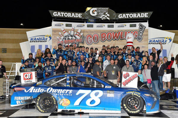 Monster Energy NASCAR Cup Series
Go Bowling 400
Kansas Speedway, Kansas City, KS USA
Sunday 14 May 2017
Martin Truex Jr, Furniture Row Racing, Auto-Owners Insurance Toyota Camry celebrates his win in Victory Lane
World Copyright: Nigel Kinrade
LAT Images
ref: Digital Image 17KAN1nk09832 Monster Energy NASCAR Cup Series
Go Bowling 400
Kansas Speedway, Kansas City, KS USA
Sunday 14 May 2017
Martin Truex Jr, Furniture Row Racing, Auto-Owners Insurance Toyota Camry celebrates his win in Victory Lane
World Copyright: Nigel Kinrade
LAT Images
ref: Digital Image 17KAN1nk09832